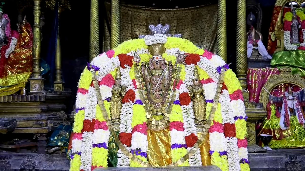 மயிலம் மலைக்கோவிலில் ஆவணி மாத கிருத்திகை விழா கோலாகலம்! தங்கக் கவசத்தில் அருள்பாலித்த சுப்பிரமணிய சுவாமி – “அரோகரா” முழக்கத்துடன் மலையை வலம் வந்த பக்தர்கள்