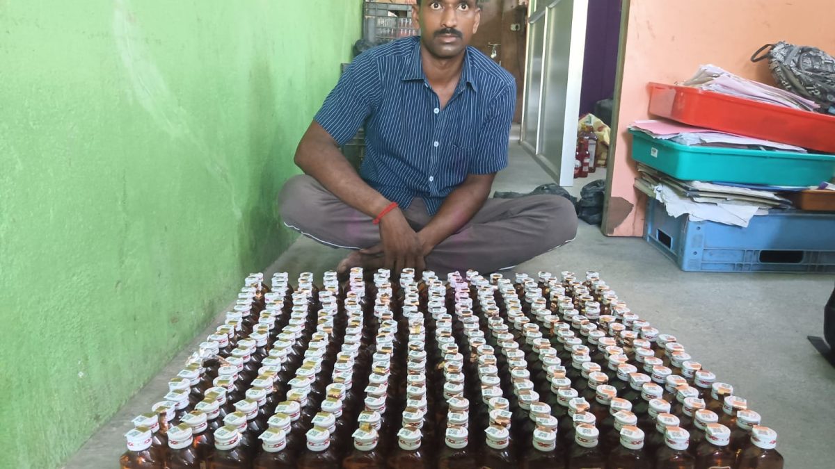 புதுச்சேரியில் இருந்து 300 மதுபான பாட்டில்கள் கடத்தல்: சொகுசு காருடன் ஒருவர் கைது.