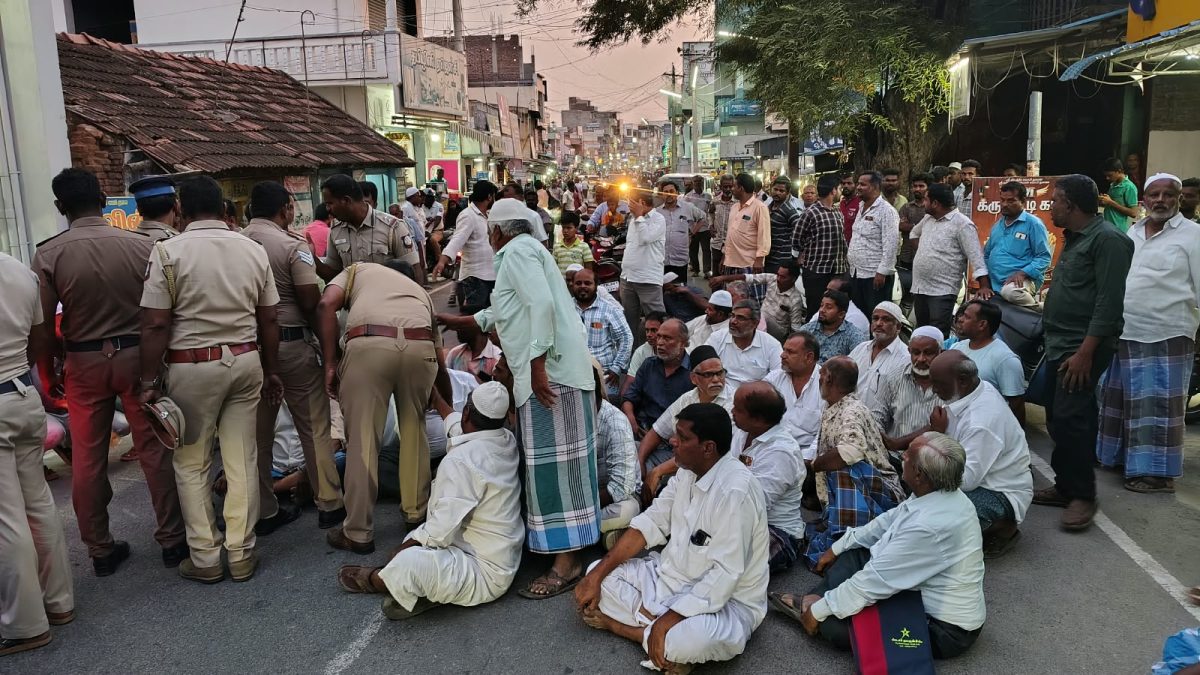 பென்னாகரத்தில் நில அளவீட்டின்போது தகராறு: 100-க்கும் மேற்பட்டோர் சாலை மறியல்.