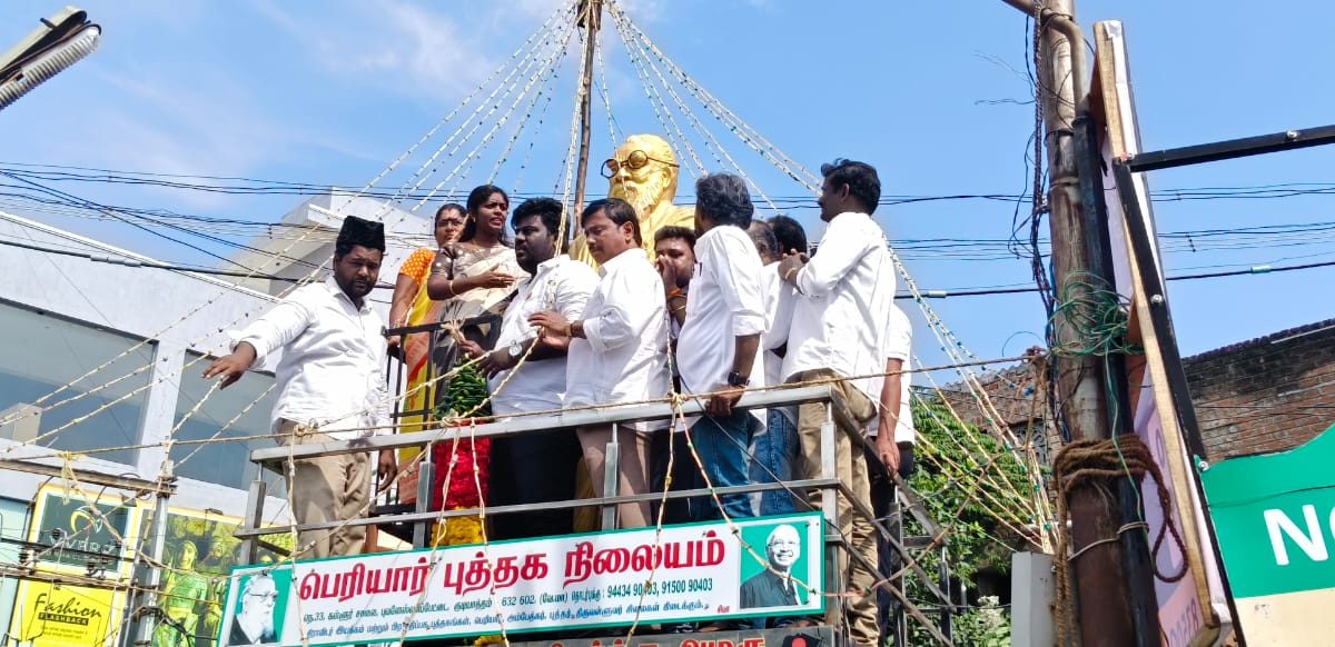 குடியாத்தத்தில் பெரியார் பிறந்தநாள் விழா; சிலைக்கு மாலை அணிவித்து மரியாதை செலுத்திய தவெக நிர்வாகிகள்!