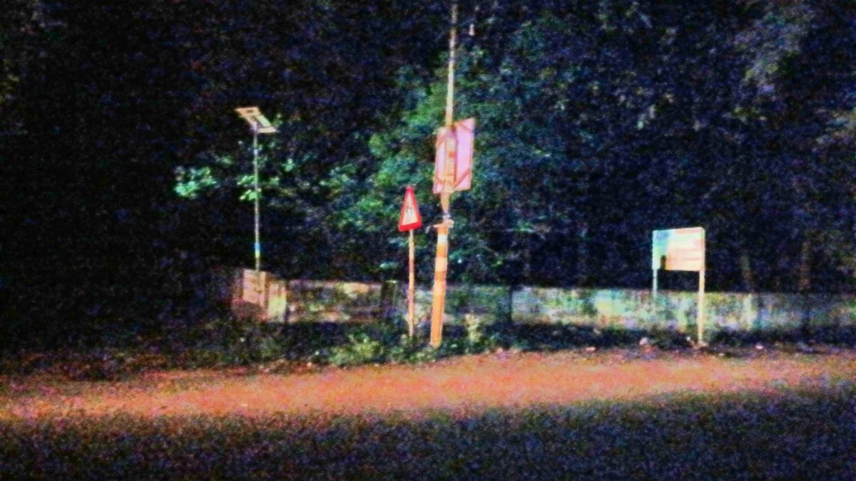 பள்ளி, அரசு மருத்துவமனை செல்லும் சாலை இருளில் தவிப்பு – தெருவிளக்குகள் அமைக்க மக்கள் கோரிக்கை!