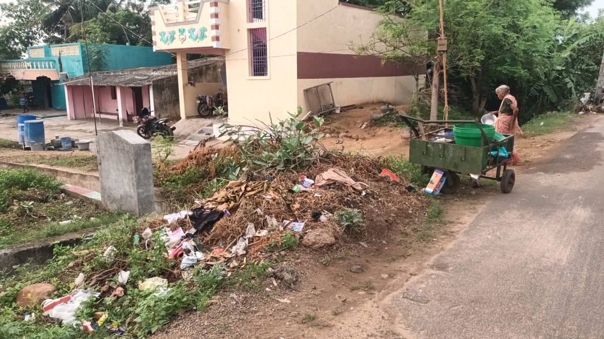 சுண்டிவாக்கத்தில் சாலையோரம் குவியும் குப்பைகள்: நடவடிக்கை எடுக்க கிராம மக்கள் கோரிக்கை!