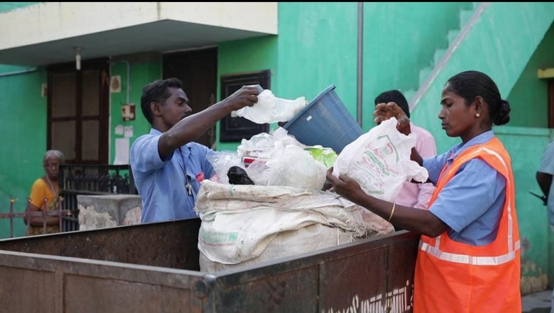 தேனி அல்லிநகரத்தில் திடக்கழிவு மேலாண்மையில் சிக்கல்: குப்பையில் இருந்து தயாரித்த செழிப்பு உரம் இலவசமாக விநியோகம்.