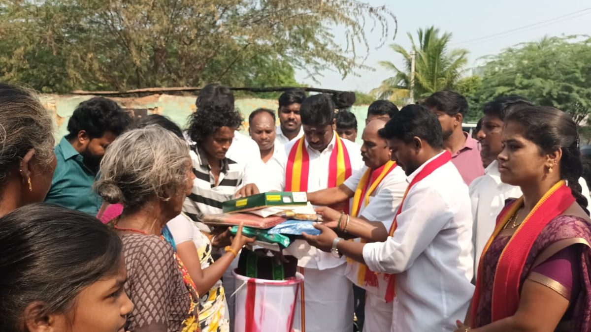 ராந்தம் துரைராஜ் நகரில் தீ விபத்து: பாதிக்கப்பட்ட குடும்பத்தினருக்கு தவெக நிர்வாகிகள் நிவாரண உதவி.
