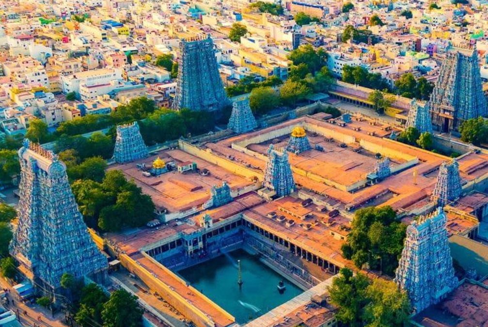 17 ஆண்டுகளுக்குப் பிறகு மதுரை மீனாட்சியம்மன் கோவில் கும்பாபிஷேகம் – லட்சக்கணக்கான பக்தர்கள் வருகை!