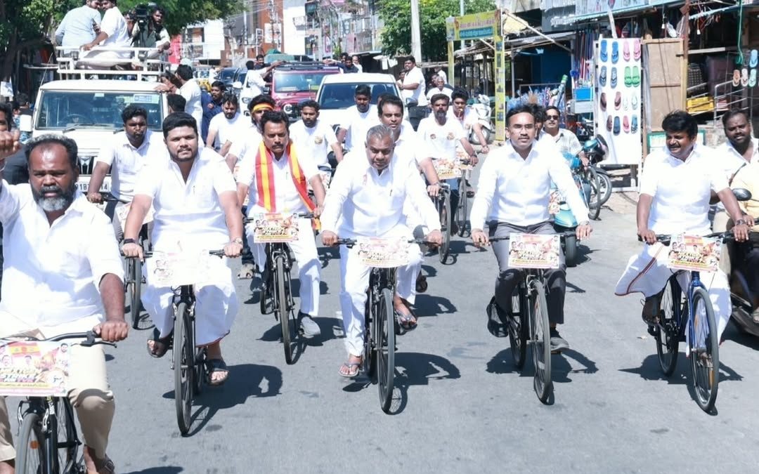 தாராபுரம் இடைத்தேர்தல் களம்: சைக்கிள் பேரணியில் பி. சத்தியபாமாவுக்கு ஆதரவு திரட்டிய தவெகவினர்.