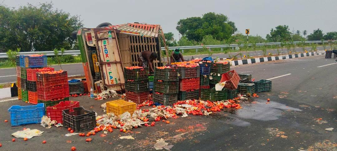 தக்காளி ஏற்றி சென்ற வாகனம் கவிழ்ந்து விபத்து – வந்தவாசி–செய்யாறு சாலையில் பரபரப்பு.