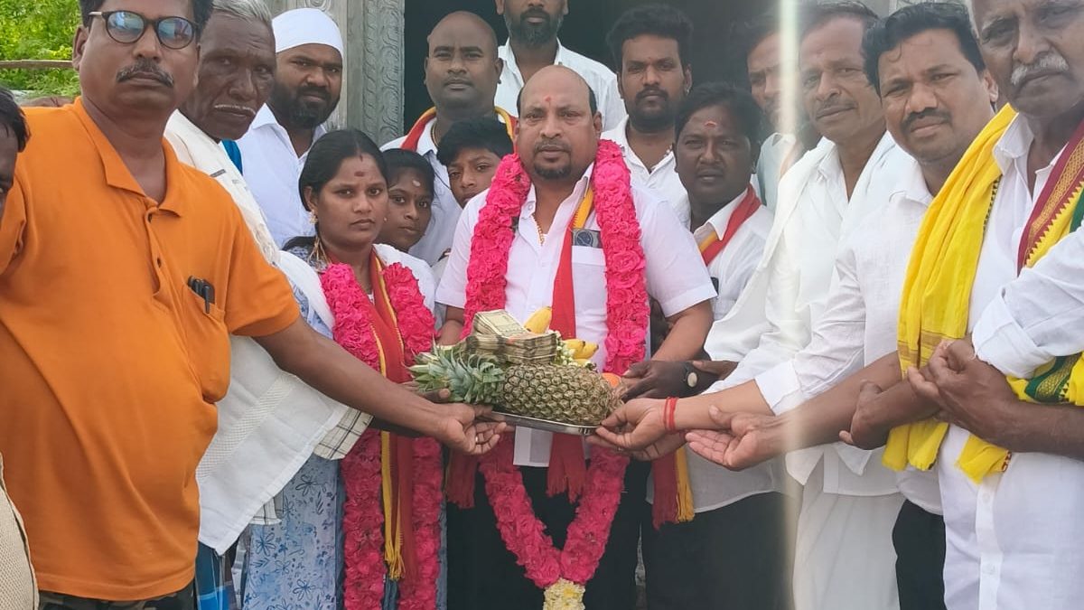 எறும்பூர் மாரியம்மன் கோவில் திருப்பணிக்கு ரூ.3 லட்சம் நன்கொடை – தவெக ஒன்றிய செயலாளர் தமிழ்ச்செல்வன் வழங்கினார்.