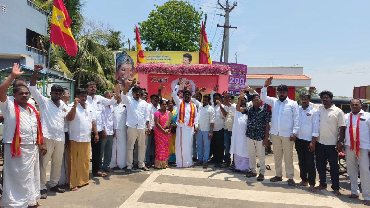 வந்தவாசியில் பெரியார் பிறந்தநாள் விழா: தவெக நிர்வாகிகள் மலர் தூவி மரியாதை.