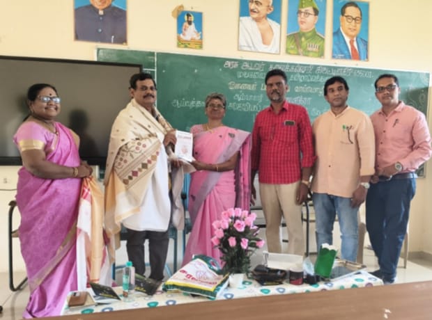 கிருஷ்ணகிரி அரசு ஆடவர் கலைக் கல்லூரியில் பேராசிரியருக்கு பாராட்டு விழா; ‘வானத்திற்கு நீலத்திரை’ நூல் வெளியீடு