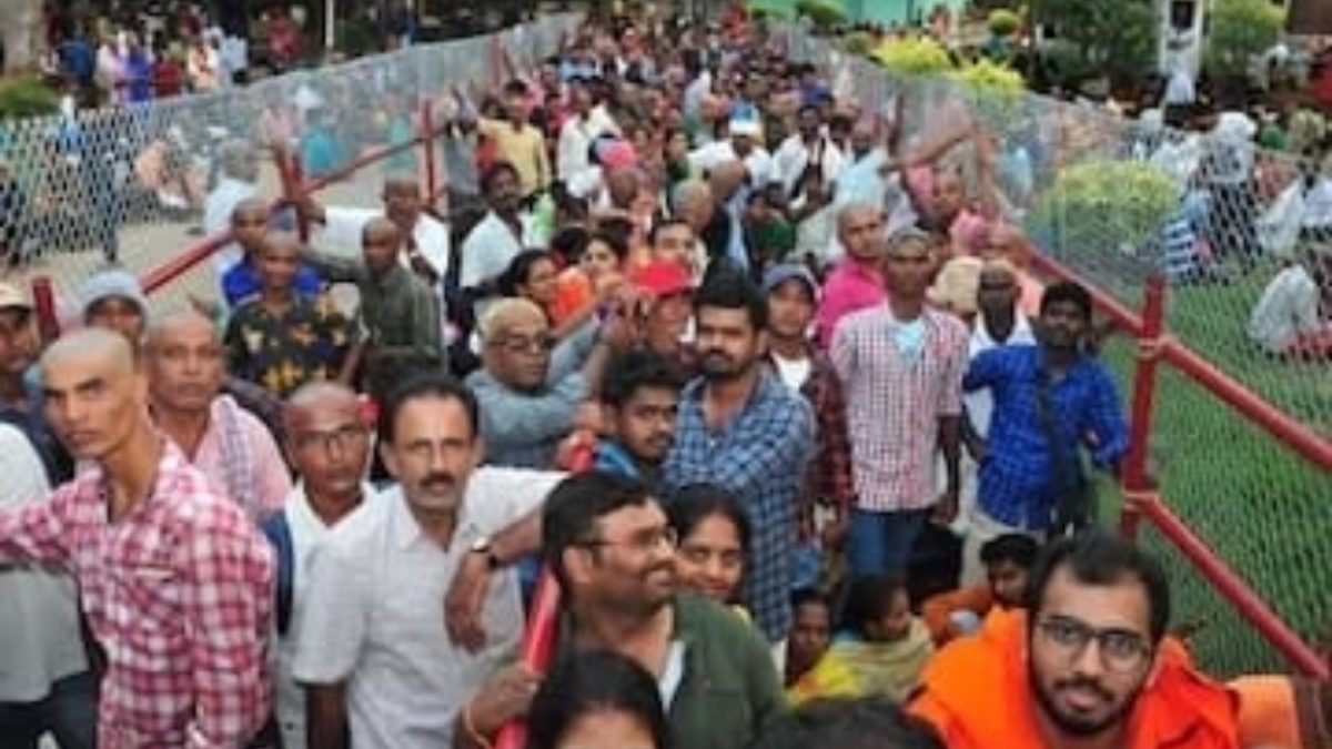 5 ஆண்டுகளுக்குப் பின் திருப்பதி பயணம்..! 7 கிராமங்களைச் சேர்ந்த 700-க்கும் மேற்பட்டோர் புறப்பட்டனர்.