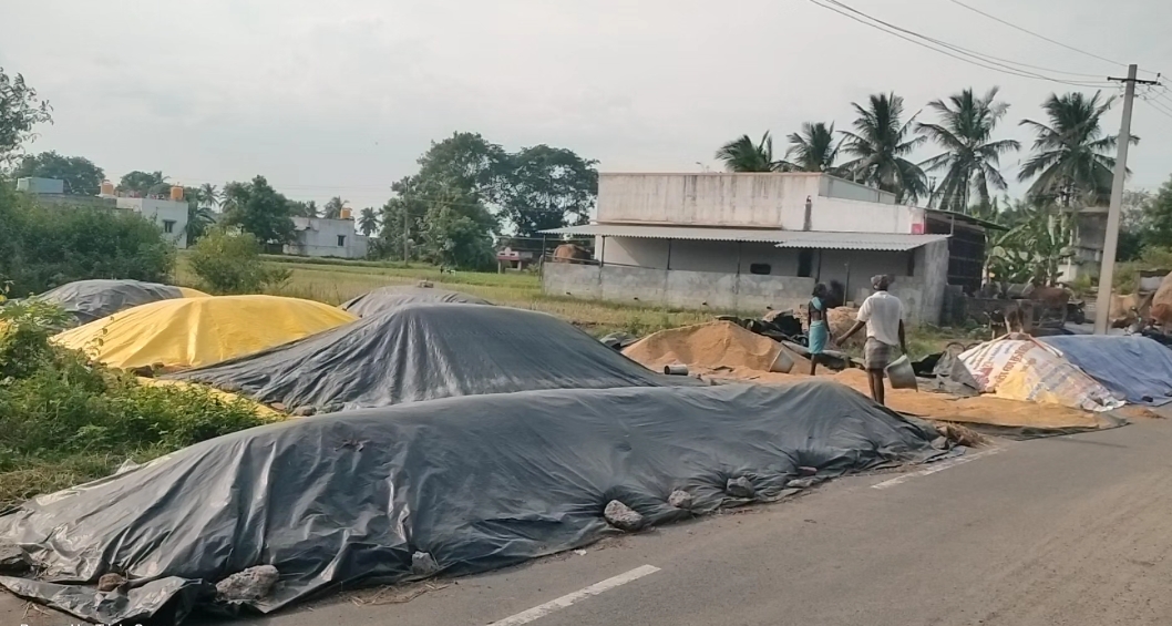 மழையில் நனையும் நெல் குவியல்கள்..! இளநகரில் கொள்முதல் நிலையத்தை திறக்க விவசாயிகள் கோரிக்கை!
