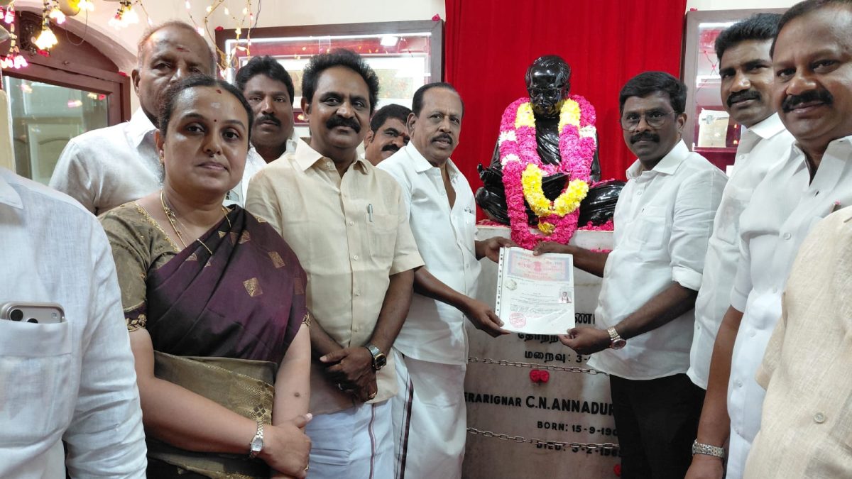 மதுராந்தகம் இடைத்தேர்தல்: வேட்புமனுவுக்கு முன் அண்ணா சிலைக்கு மரியாதை!