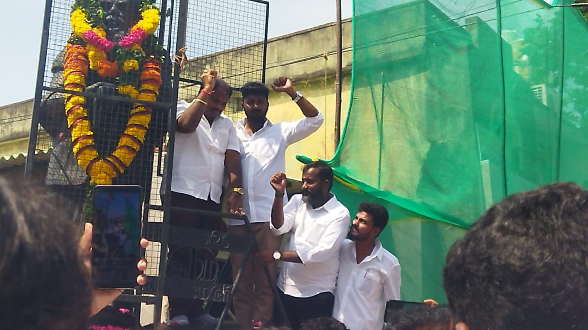 உத்திரமேரூரில் பெரியார் பிறந்தநாள் விழா: சிலைக்கு மாலை அணிவித்து மரியாதை செலுத்திய தவெக நிர்வாகிகள்!