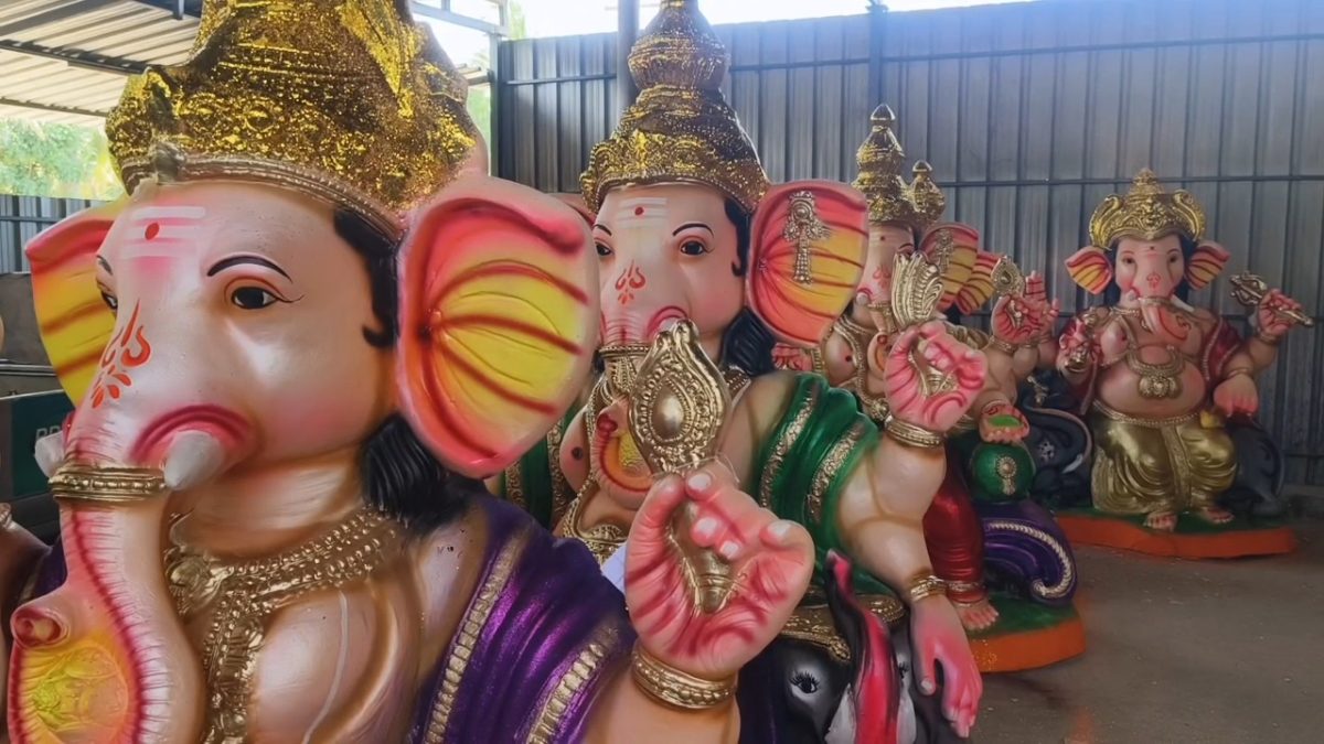 பழனியில் சுற்றுச்சூழல் பாதுகாப்புடன் விநாயகர் சிலைகள் தயாரிப்பு – 12 அடி உயரம் வரை பிரம்மாண்ட சிலைகள்!