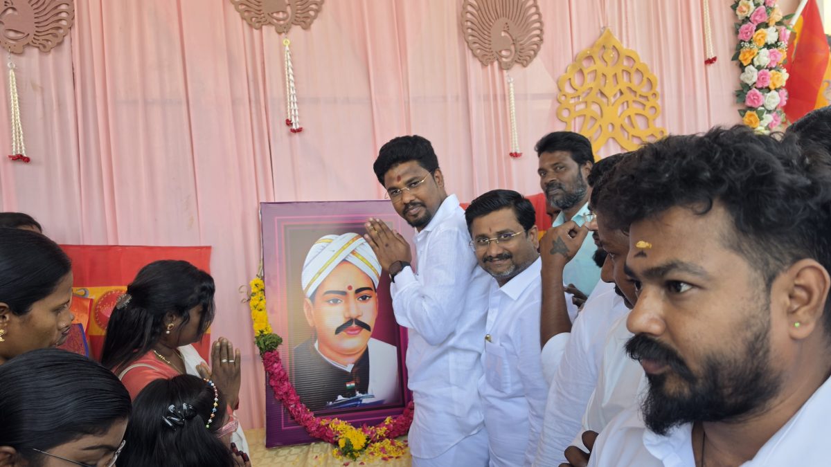 பழனியில் வ.உ.சி. நினைவு நாள்..! தவெகவினர் மலர் தூவி மரியாதை.