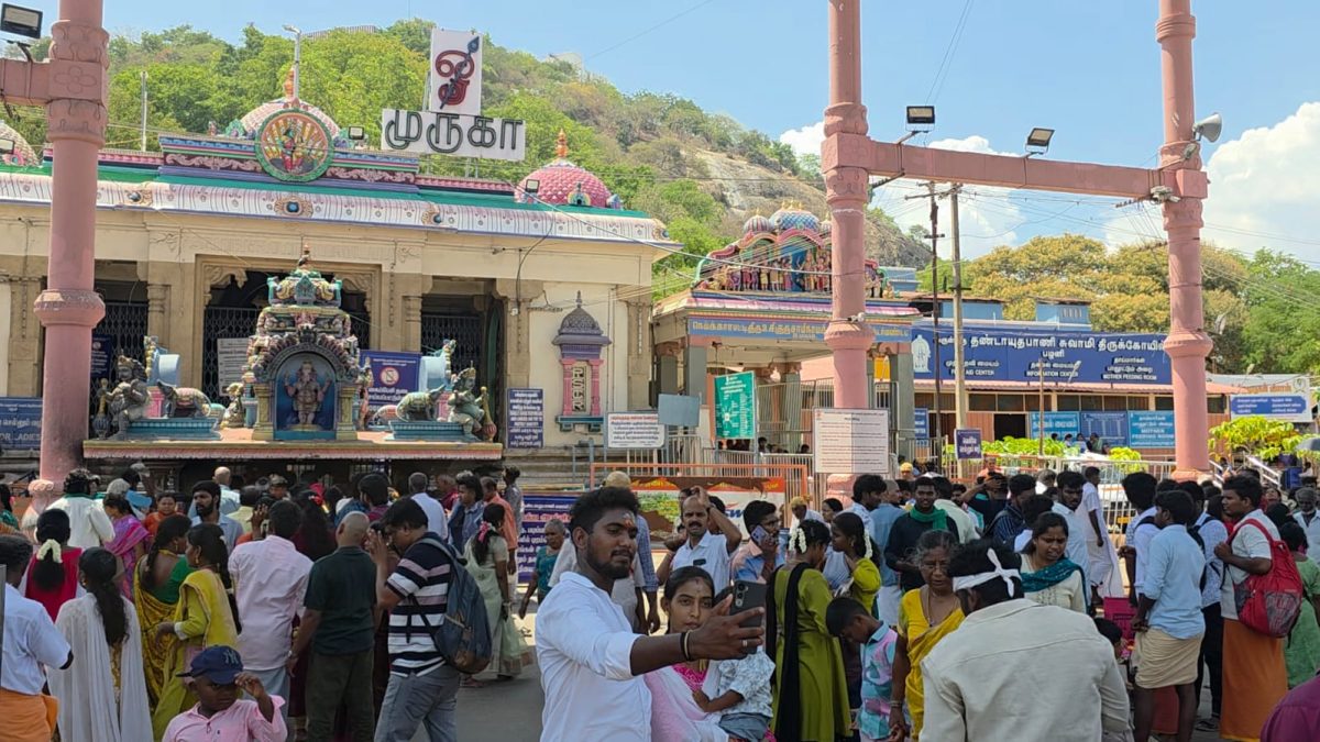 பழனி முருகன் கோயிலில் அலைமோதிய பக்தர்கள்..! 3 மணி நேரம் காத்திருந்து தரிசனம்!