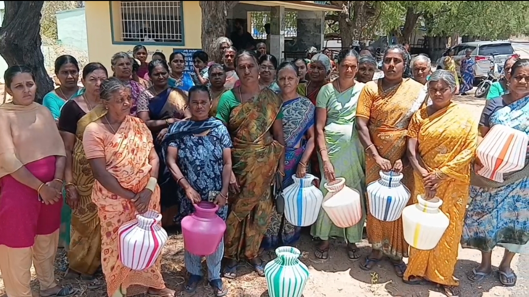 குடிநீர் கேட்டு காலி குடங்களுடன் பெண்கள் போராட்டம்..! பழனி அருகே பரபரப்பு