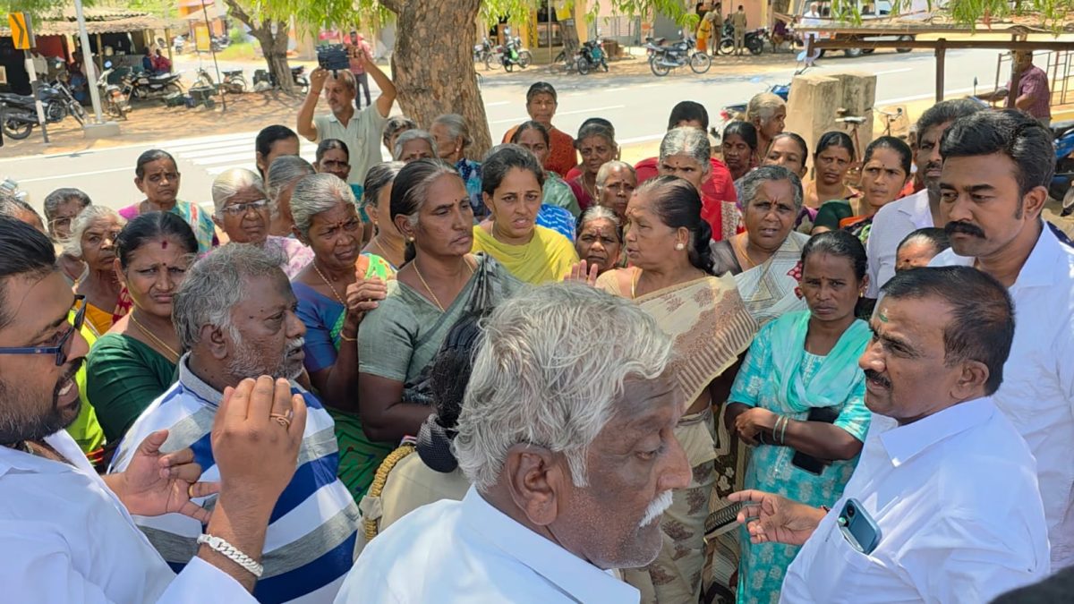 பழனி அருகே குடிநீர் கேட்டு மீண்டும் சாலை மறியல் – அதிகாரிகளுடன் பொதுமக்கள் வாக்குவாதம்!