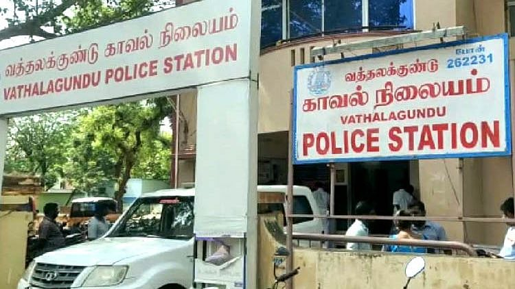 ஆயுர்வேத நிலையம் என்ற பெயரில் விபச்சாரம்? வத்தலகுண்டில் போலீசார் திடீர் சோதனை – 2 பெண்கள் மீட்பு; 3 பேர் மீது வழக்கு.