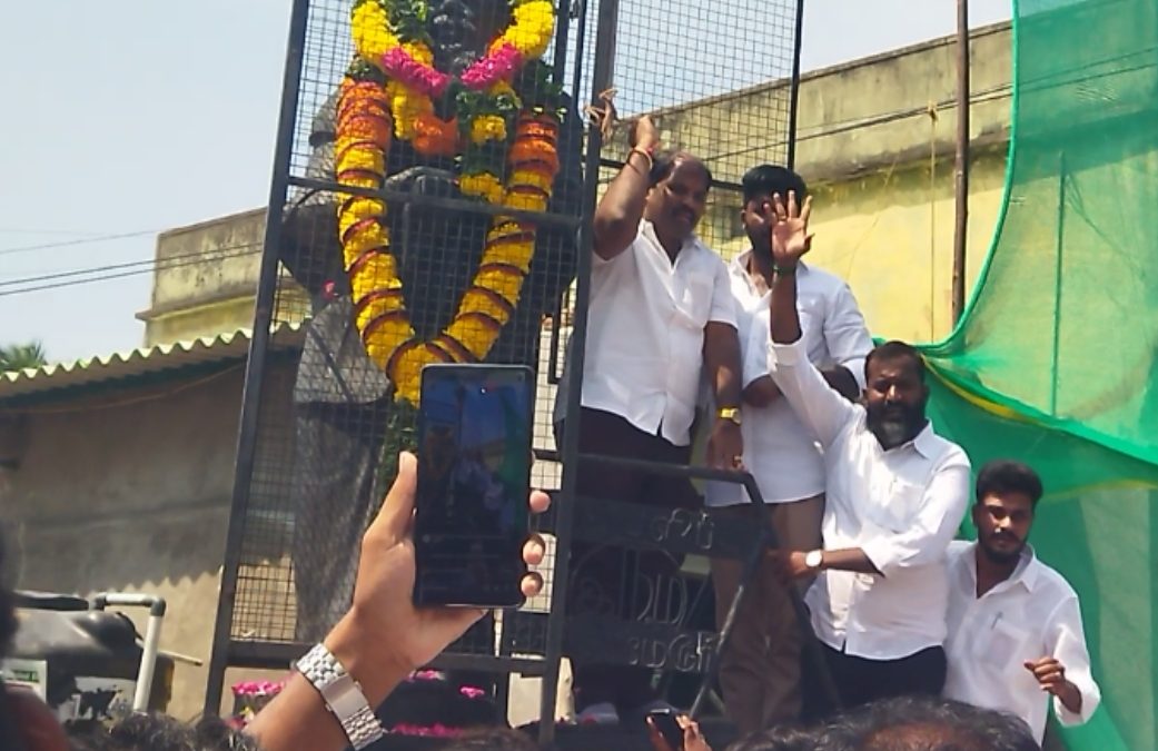 பெரியார் பிறந்தநாள்: உத்திரமேரூரில் சிலைக்கு மாலை அணிவித்து மரியாதை செலுத்திய தவெக நிர்வாகிகள்!