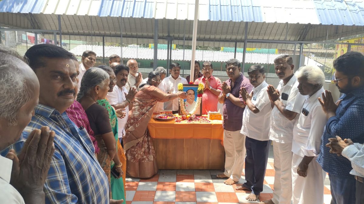 சத்தியமங்கலத்தில் தவெக சார்பில் அண்ணா பிறந்தநாள் விழா: உருவப்படத்திற்கு மாலை அணிவித்து மரியாதை!
