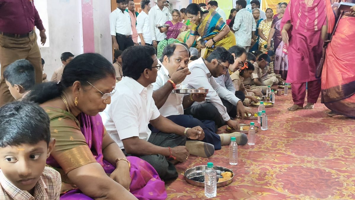அய்யம்பேட்டை அரசு பள்ளியில் காமராஜர் காலை உணவு திட்டம் தொடக்கம்: மாணவர்களுடன் அமர்ந்து உணவருந்திய எம்.எல்.ஏ. முனிரத்தினம்.