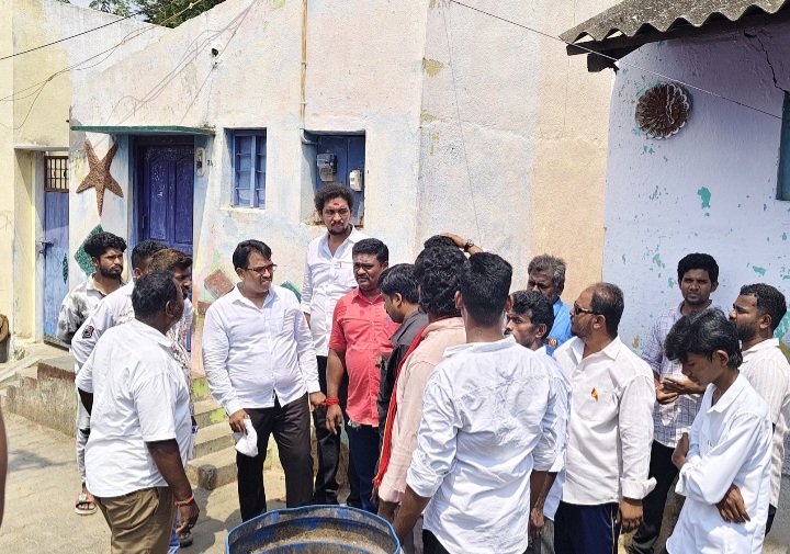 சாக்கடை முதல் குடிநீர் வரை… கிருஷ்ணகிரி மக்களின் குறைகளை நேரில் கேட்ட எம்.எல்.ஏ. முகுந்தன்!