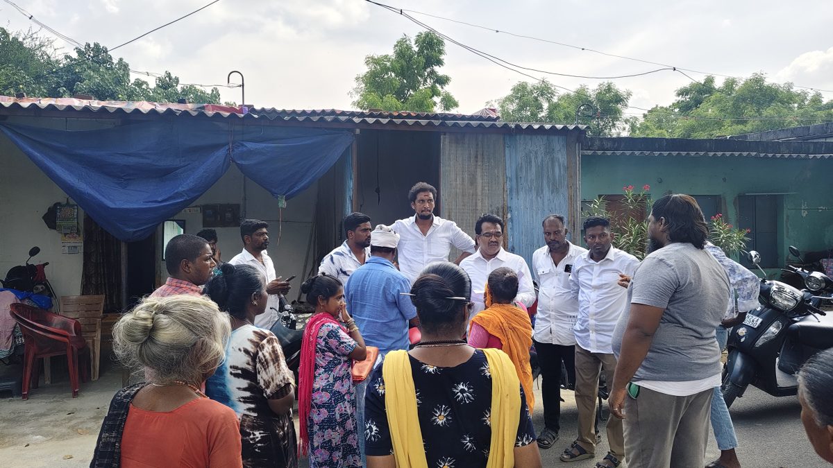 பட்டா கேட்டு பொதுமக்கள் மனு: கிருஷ்ணகிரி எம்.எல்.ஏ. முகுந்தனிடம் நேரில் கோரிக்கை.