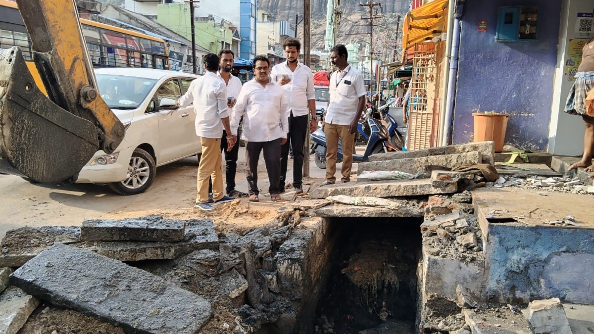 நேற்று கோரிக்கை… இன்று நேரில் ஆய்வு! கிருஷ்ணகிரி நகரில் தொடரும் எம்எல்ஏ முகுந்தனின் களப்பணி!