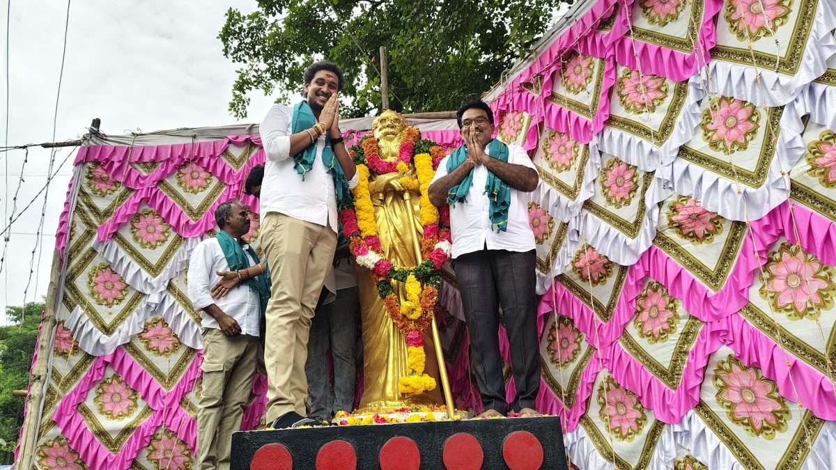 காவேரிப்பட்டினத்தில் பெரியார் பிறந்தநாள் விழா! திருவுருவச் சிலைக்கு தவெக நிர்வாகிகள் மரியாதை.