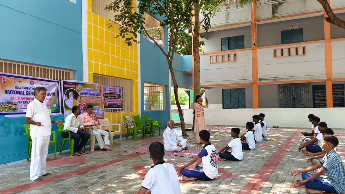 நடுப்பையூர் அரசு மேல்நிலைப் பள்ளியில் நாட்டு நலப்பணித் திட்ட மாணவர்களுக்கு உடற்பயிற்சி மற்றும் யோகா பயிற்சி.