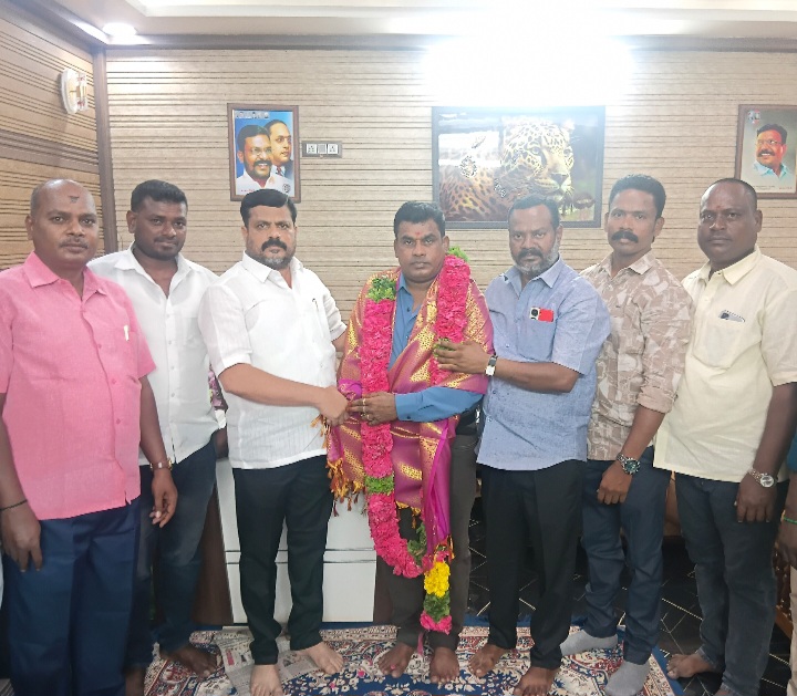 காவேரிப்பட்டணத்தில் விசிக நிர்வாகி கோபி பிறந்தநாள் விழா: மாணவர்களுக்கு கல்வி உபகரணங்கள் வழங்கப்பட்டது.