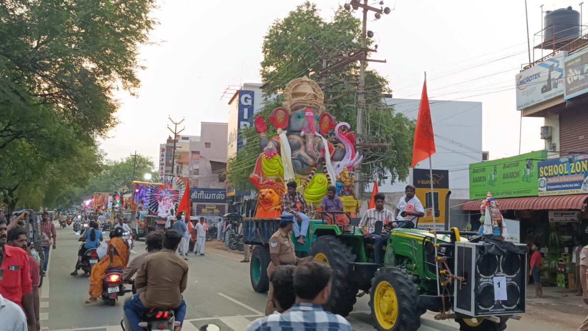 சத்தியமங்கலத்தில் களைகட்டிய விநாயகர் சிலை ஊர்வலம்! 36-க்கும் மேற்பட்ட சிலைகள்… 300 போலீசார் பாதுகாப்பு!