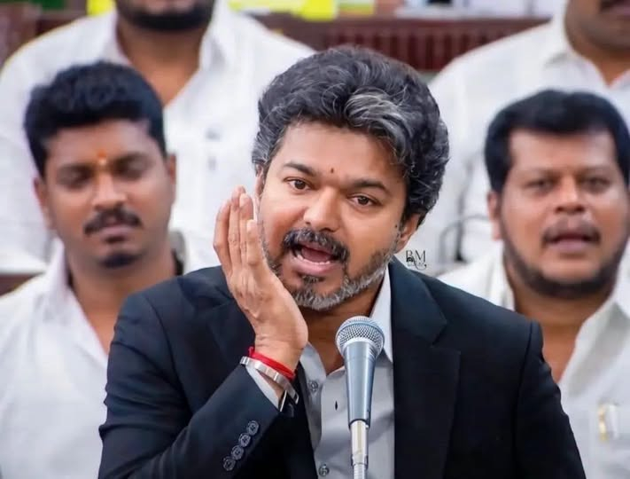 “எதேச்சையாக வெளிப்பட்டதே தவிர, அதில் எவ்வித உள்நோக்கமும் இல்லை!” – முதல்வர் விஜய் விளக்கம்