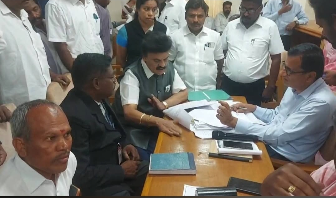 ரூ.4.5 கோடி நில இழப்பீட்டு வழக்கு: ஆட்சியர் வாகனத்தை ஜப்தி செய்ய வந்த நீதிமன்ற அதிகாரிகள் – வாணியம்பாடியில் பரபரப்பு.