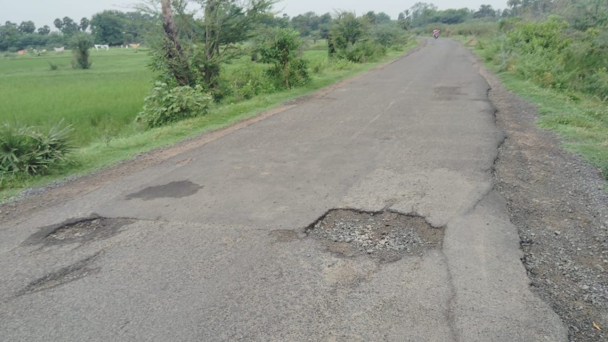 ராந்தம்–இருமரம் சாலையில் பள்ளம்: விபத்து அபாயம்; சீரமைக்க மக்கள் கோரிக்கை