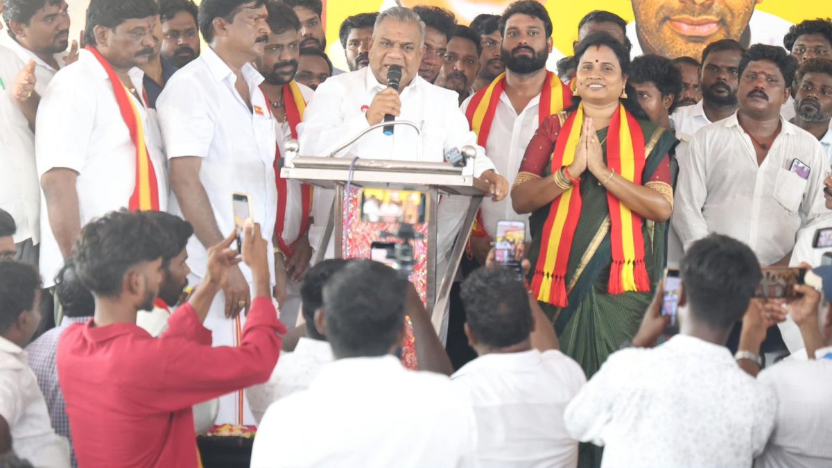 மதுராந்தகம் இடைத்தேர்தல்: தவெக வேட்பாளர் மரகதம் குமரவேலை அறிமுகம் செய்த அமைச்சர் புஸ்ஸி ஆனந்த்!