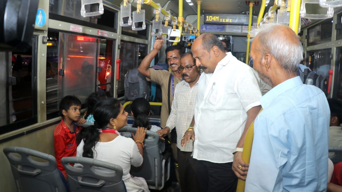 கிளாம்பாக்கத்தில் இணைப்பு பேருந்துகள் இயக்கம்: போக்குவரத்துத் துறை அமைச்சர் விஜய் தமிழன் பார்த்திபன் ஆய்வு!