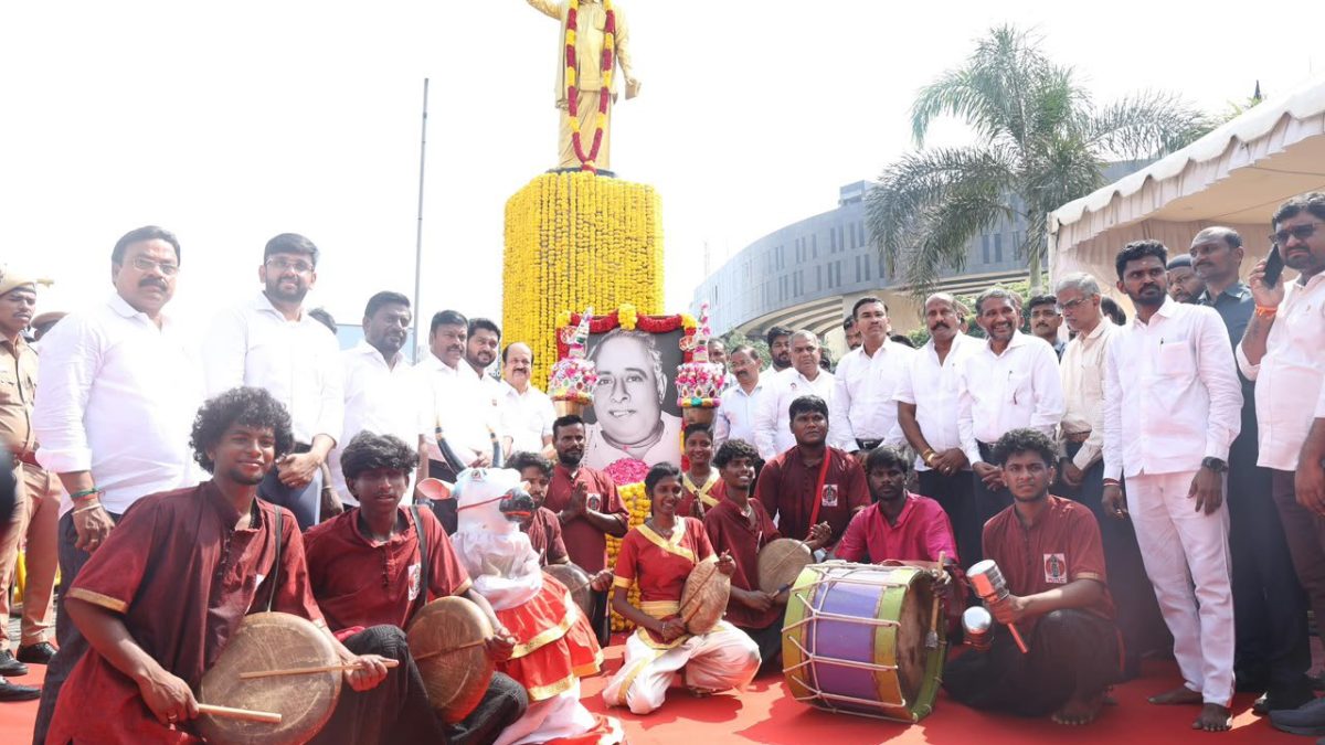 அண்ணா பிறந்தநாளில் மலர் தூவி மரியாதை செலுத்திய தவெக நிர்வாகிகள்!