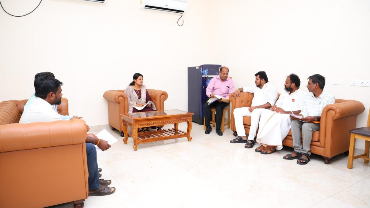 வேட்டி–சேலை திட்டம்: நெசவாளர்களுக்கு சேலை ஒன்றுக்கு ரூ.114.80 கூலி – அமைச்சர் விஜய் பாலாஜி அறிவிப்பு!