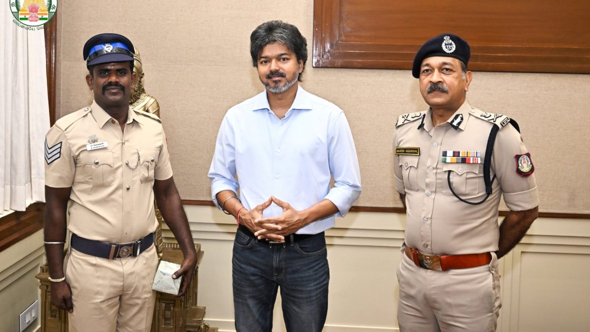 காரின் மேற்கூரையில் 40 கி.மீ பயணம்: துணிச்சல் காட்டிய தலைமைக் காவலர் வேல்முருகனுக்கு முதல்வர் பாராட்டு.