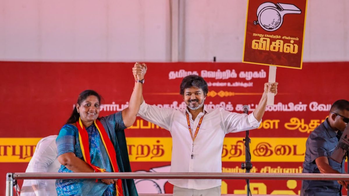 தாராபுரம் பிரசாரத்தில் விஜய்: அதிமுக மீது விமர்சனம் – சத்தியபாமாவுக்கு ஆதரவு திரட்டினார்.