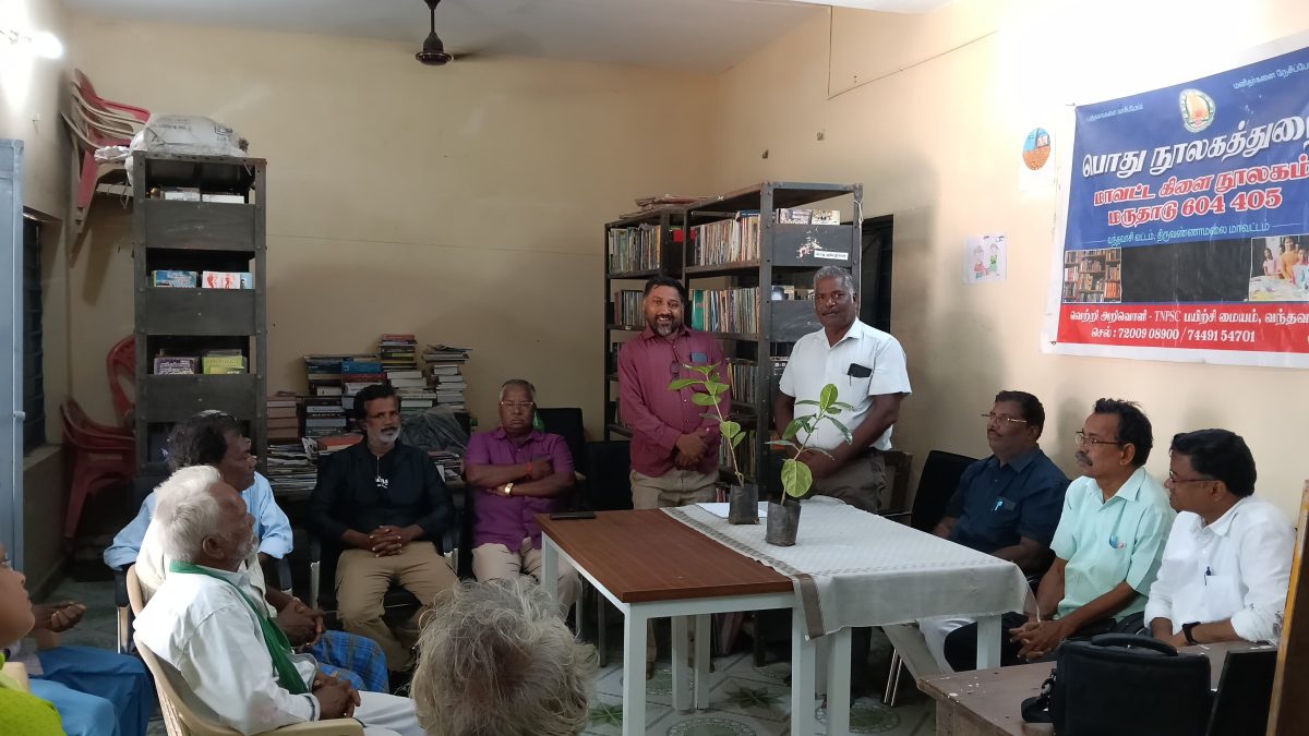 உலக ஓசோன் தினம்: மரக்கன்றுகள் வழங்கி விழிப்புணர்வு ஏற்படுத்திய மருதாடு கிளை நூலகம்.