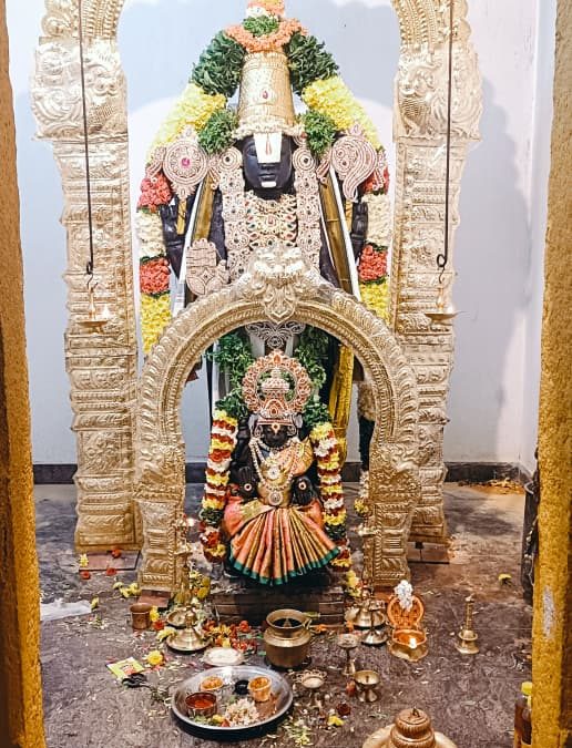 புரட்டாசி முதல் சனிக்கிழமை: லட்சுமி நரசிம்ம சுவாமி கோவிலில் திரண்ட பக்தர்கள்.