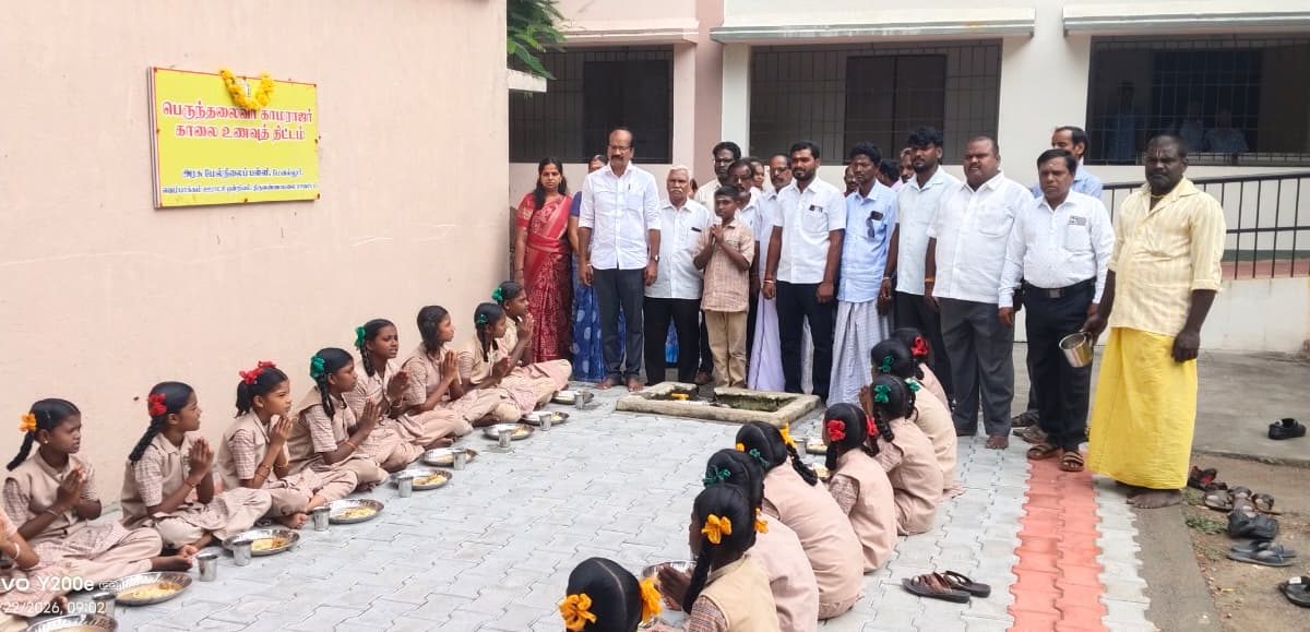 மேநல்லூர் அரசு பள்ளியில் காலை உணவுத் திட்டம் தொடக்கம்: மாணவர்களுக்கு உணவு வழங்கி விழிப்புணர்வு.