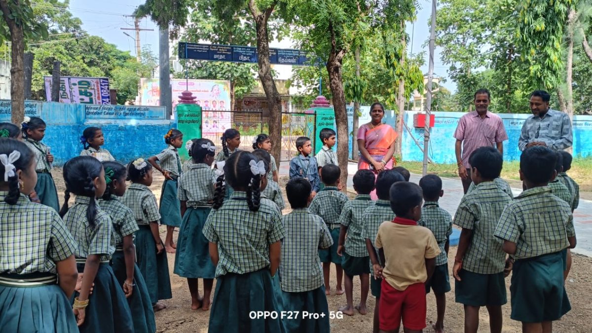 விடுமுறையிலும் வாசிப்பை தொடருங்கள்! சி.ம. புதூர் பள்ளி மாணவர்களுக்கு நூலகத்தின் அழைப்பு.