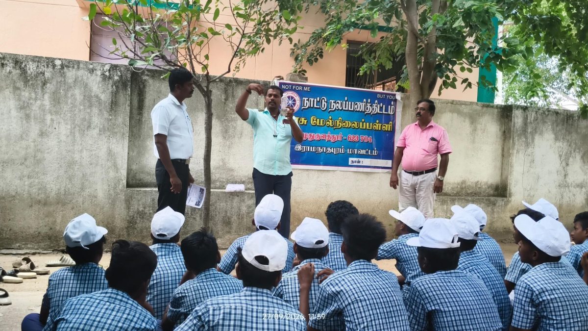 முதுகுளத்தூரில் என்.எஸ்.எஸ். சார்பில் டெங்கு விழிப்புணர்வு, கண் பரிசோதனை முகாம்.