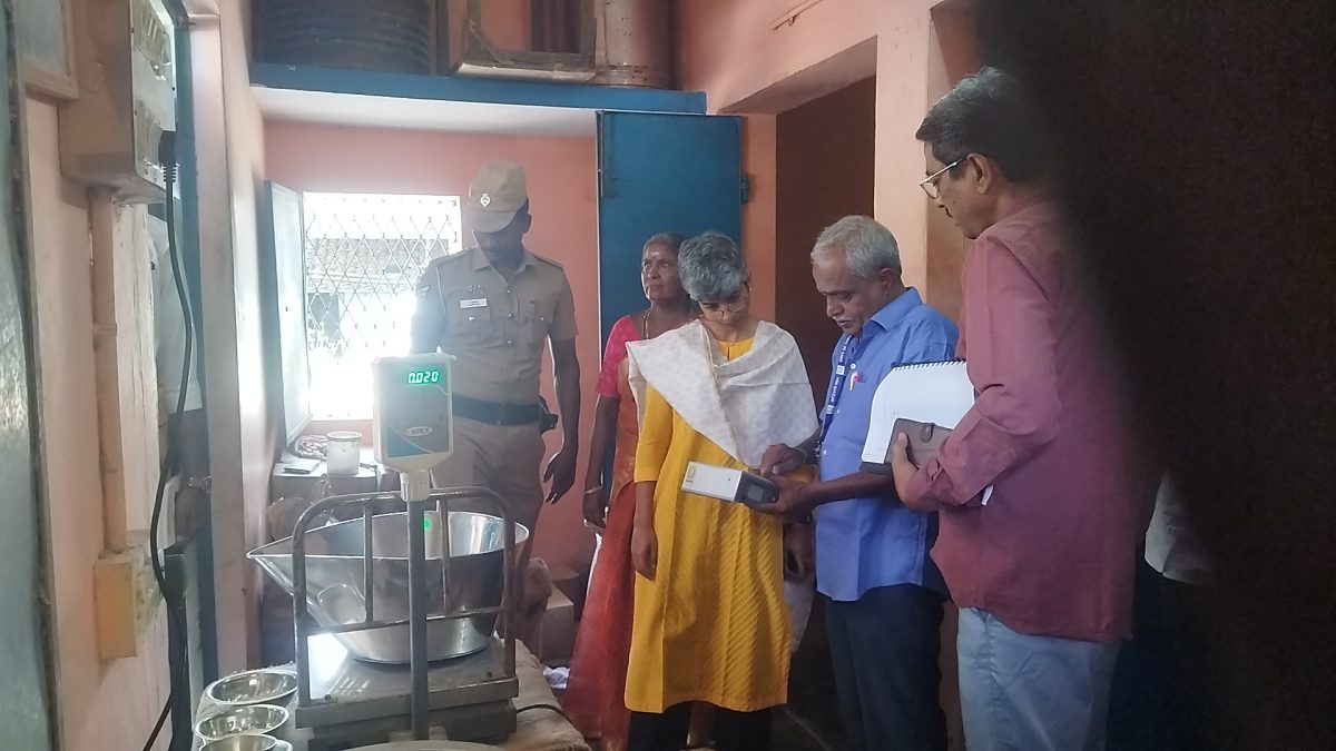 ரேஷன் கடையில் திடீர் ஆய்வு: பொதுமக்களிடம் நேரடியாக கருத்து கேட்ட காஞ்சிபுரம் ஆட்சியர்!