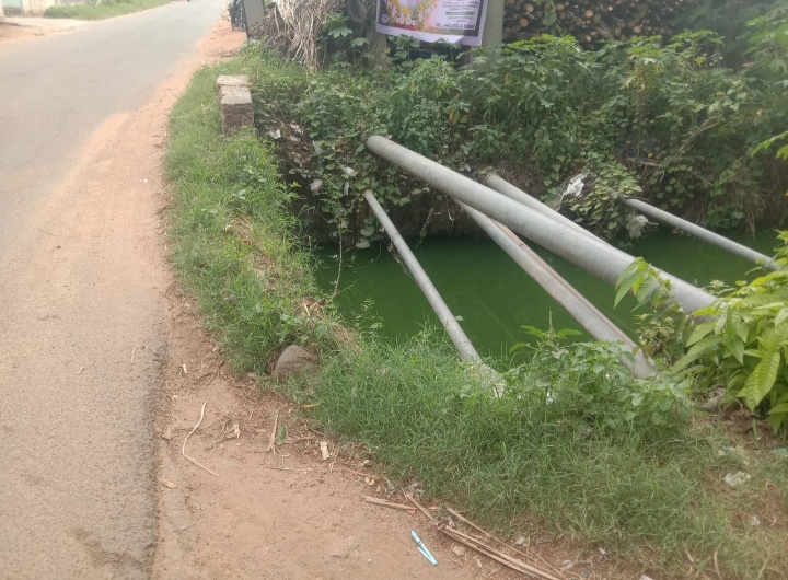 தடுப்பு சுவர் இடிந்து கிடக்கும் டேம் கால்வாய்: காவேரிப்பட்டிணம் சாலையில் தொடரும் அபாயம்!